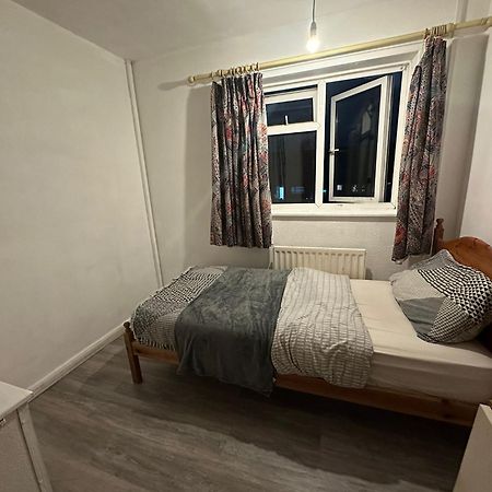 Stevenage Town Centre Hostel - Budget Single Room Esterno foto