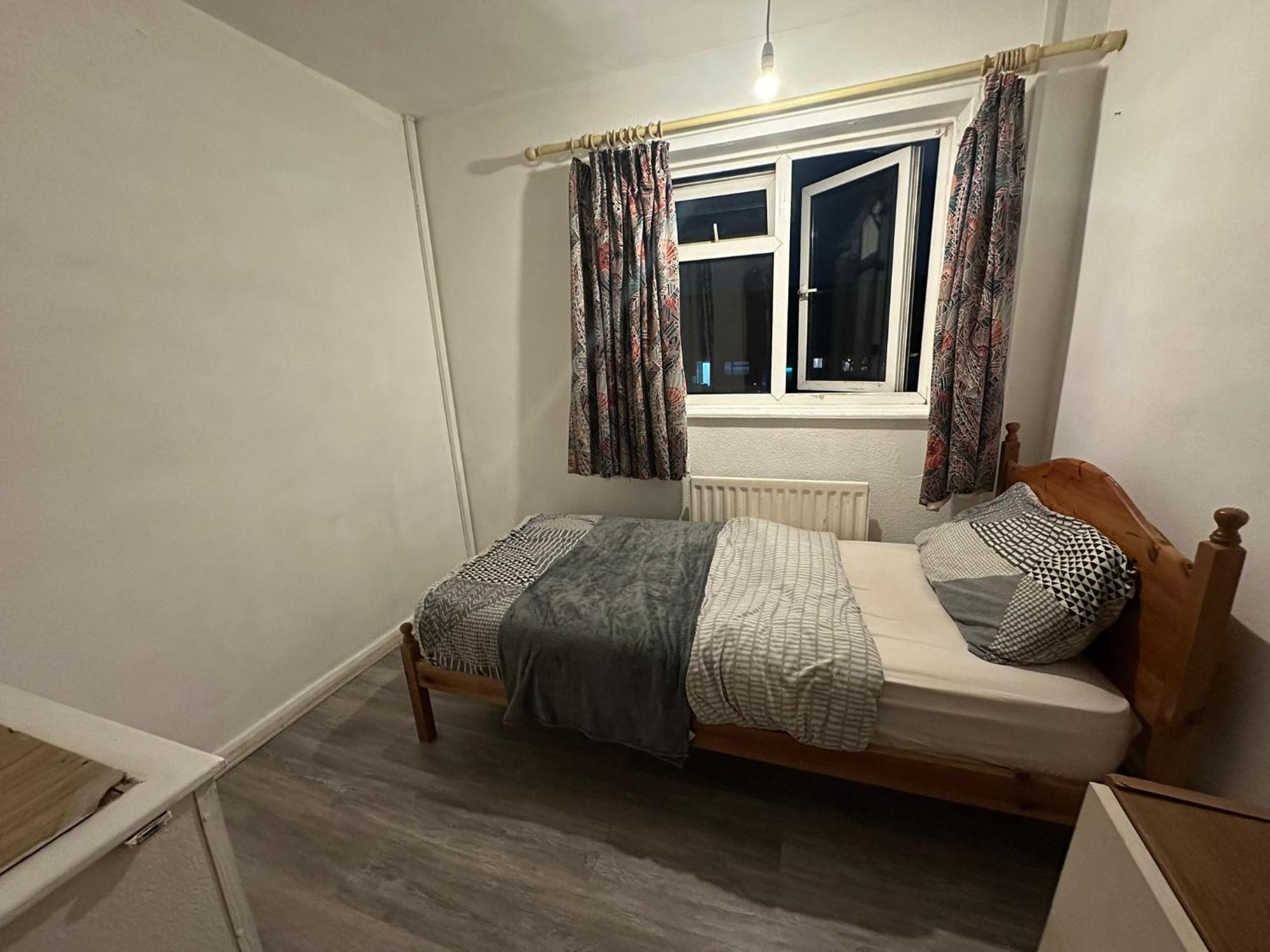 Stevenage Town Centre Hostel - Budget Single Room Esterno foto