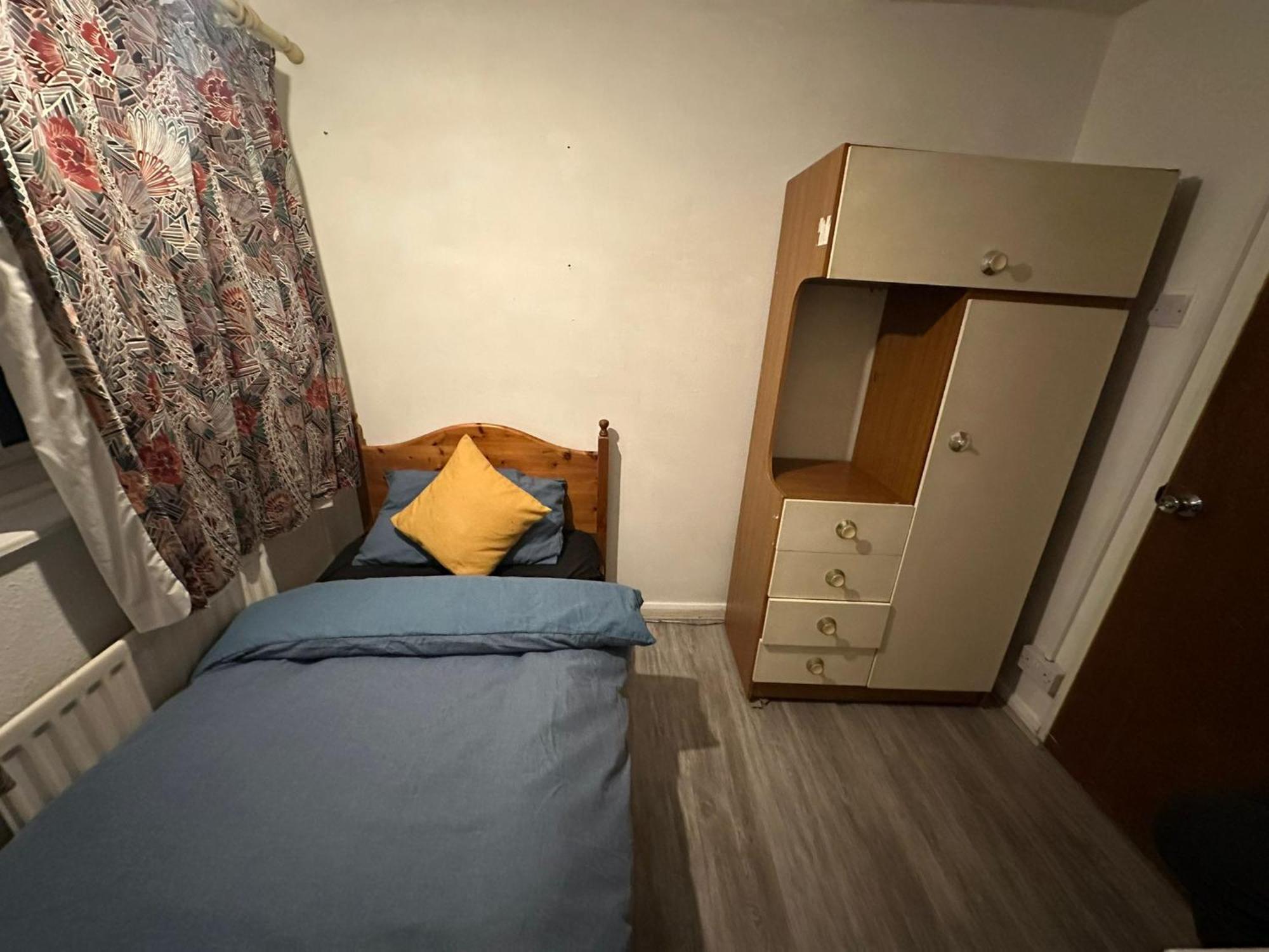 Stevenage Town Centre Hostel - Budget Single Room Esterno foto